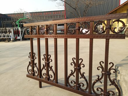 陽(yáng)臺(tái)欄桿高度不打標(biāo)安全隱患