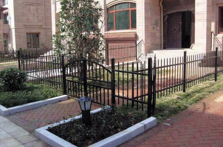 許昌鋁藝庭院護(hù)欄哪家便宜-安誠護(hù)欄廠家