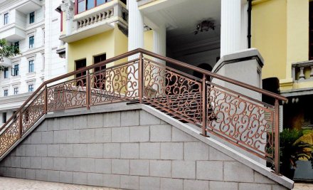 襄樊陽(yáng)臺(tái)鋁合金護(hù)欄定制-安誠(chéng)護(hù)欄廠(chǎng)家