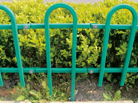 鐵藝圍欄：pvc草坪可以美化城市且有實(shí)用價(jià)值