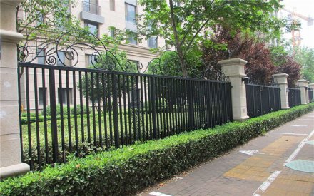 韶關(guān)高檔鋁藝大門訂制-安誠護(hù)欄廠家